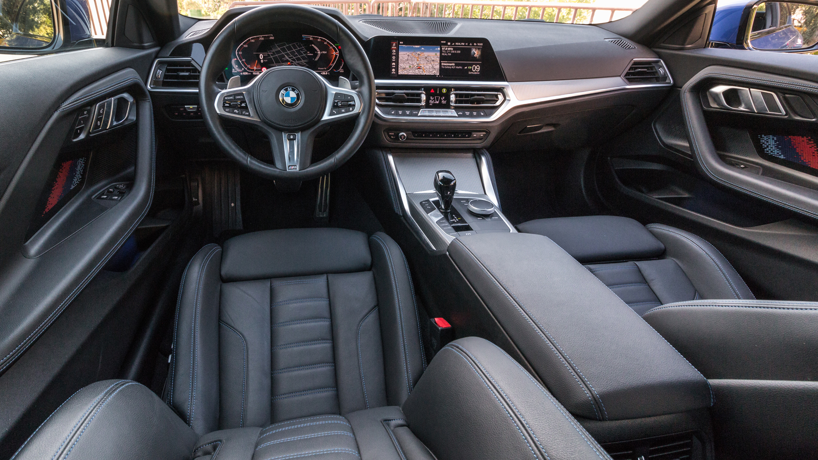 Ποιοτική με οδηγοκεντρική σχεδίαση και hi-tech διάκοσμο η καμπίνα της BMW 220d. Ξεχωρίζει το button εκκίνησης στην κεντρική κονσόλα